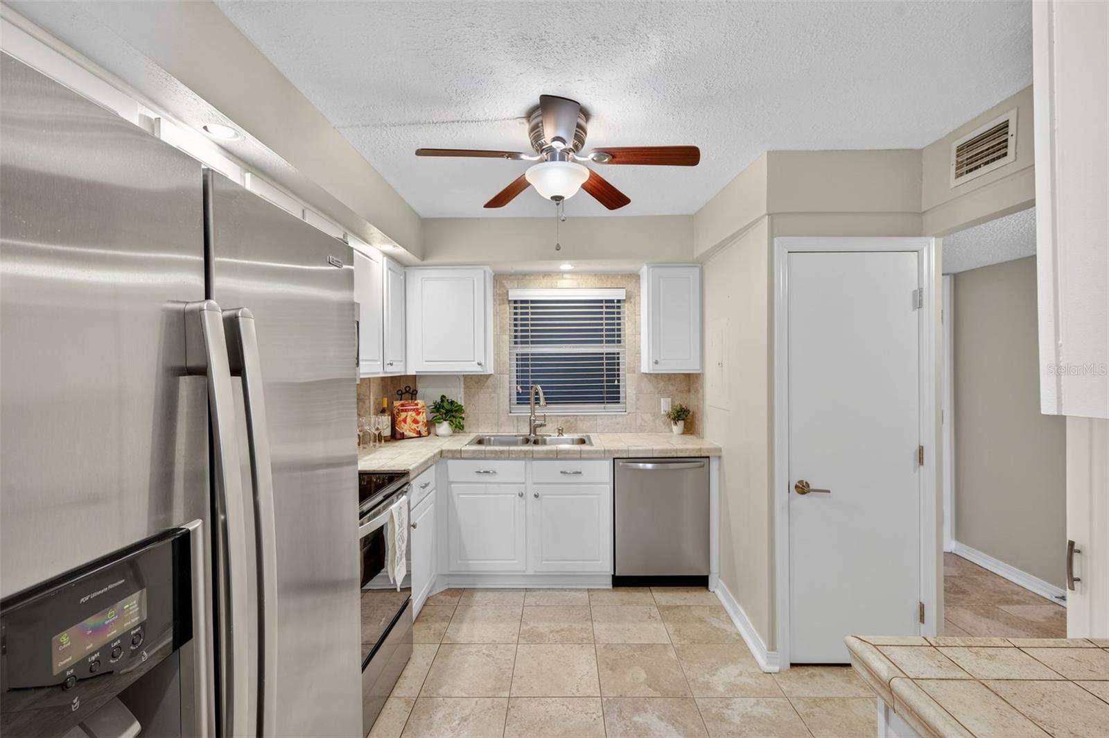 Image 8 of 34 For 700 Beach Drive Ne 406