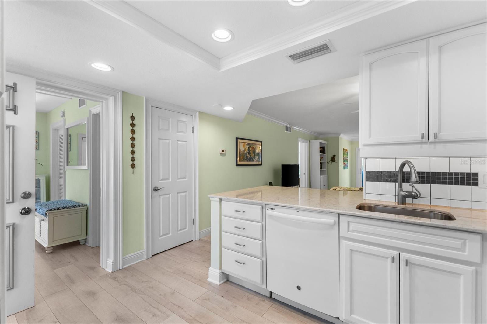 Image 5 of 31 For 948 Virginia Street 101