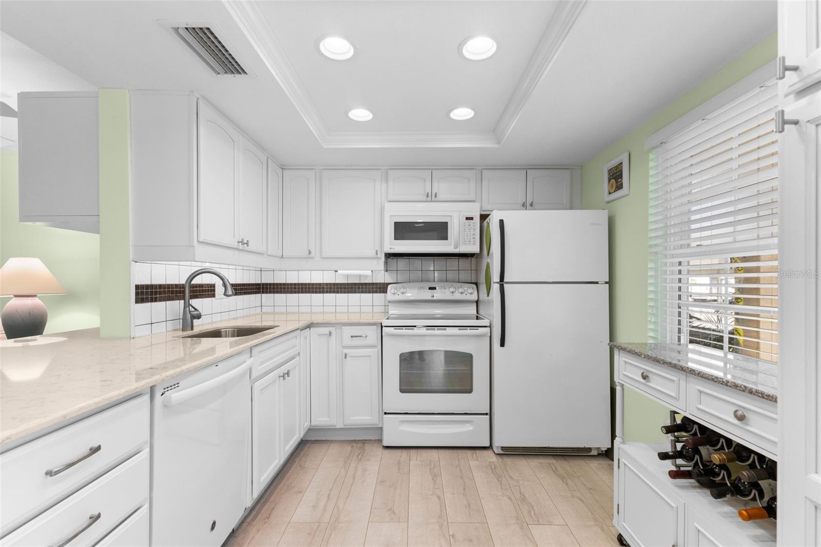 Image 6 of 31 For 948 Virginia Street 101