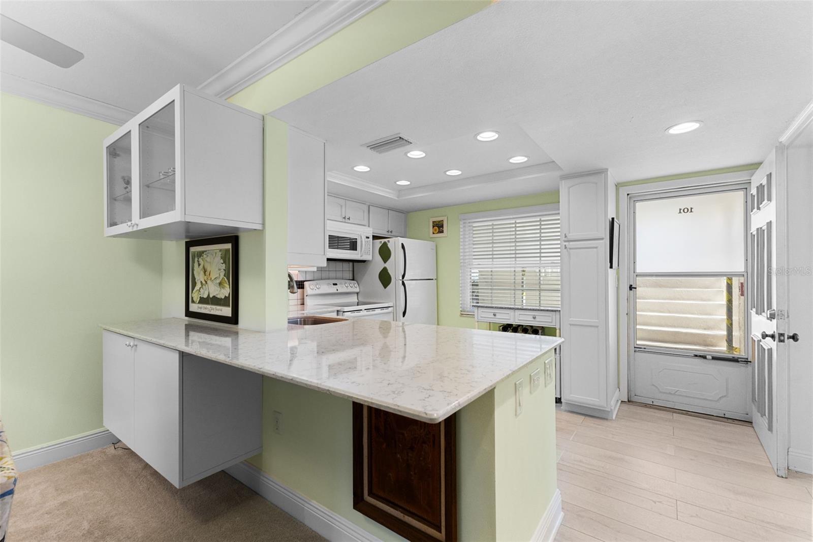 Image 8 of 31 For 948 Virginia Street 101