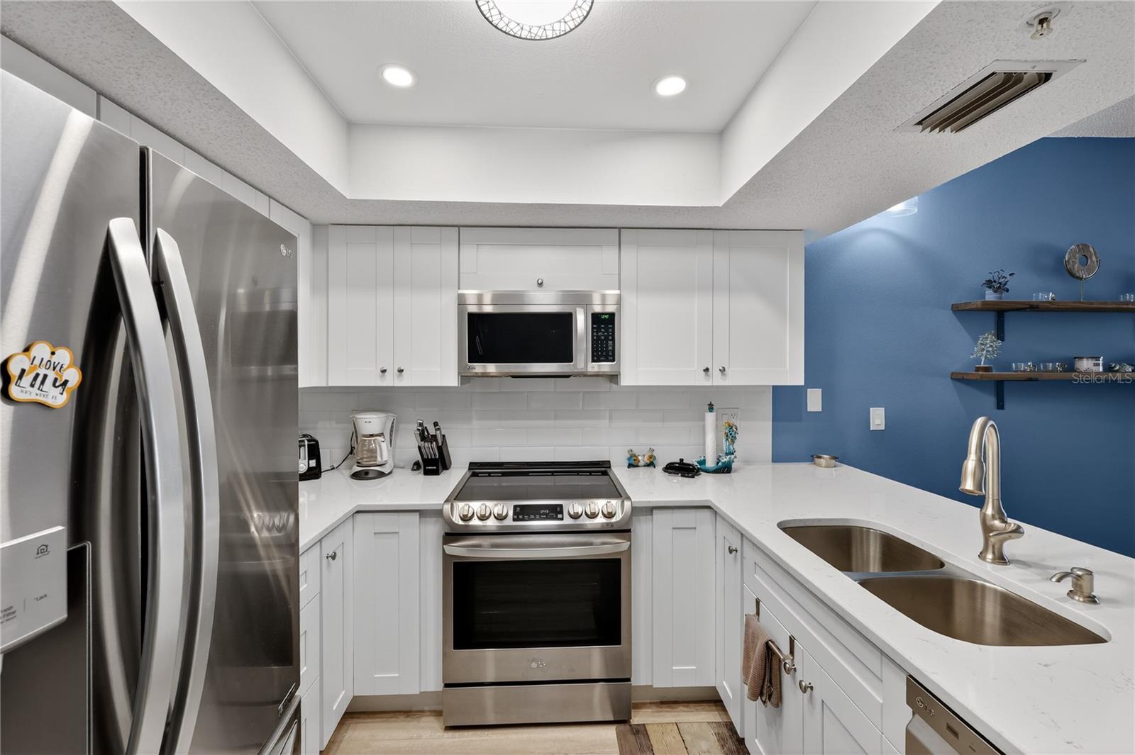 Image 6 of 26 For 320 Island Way 603