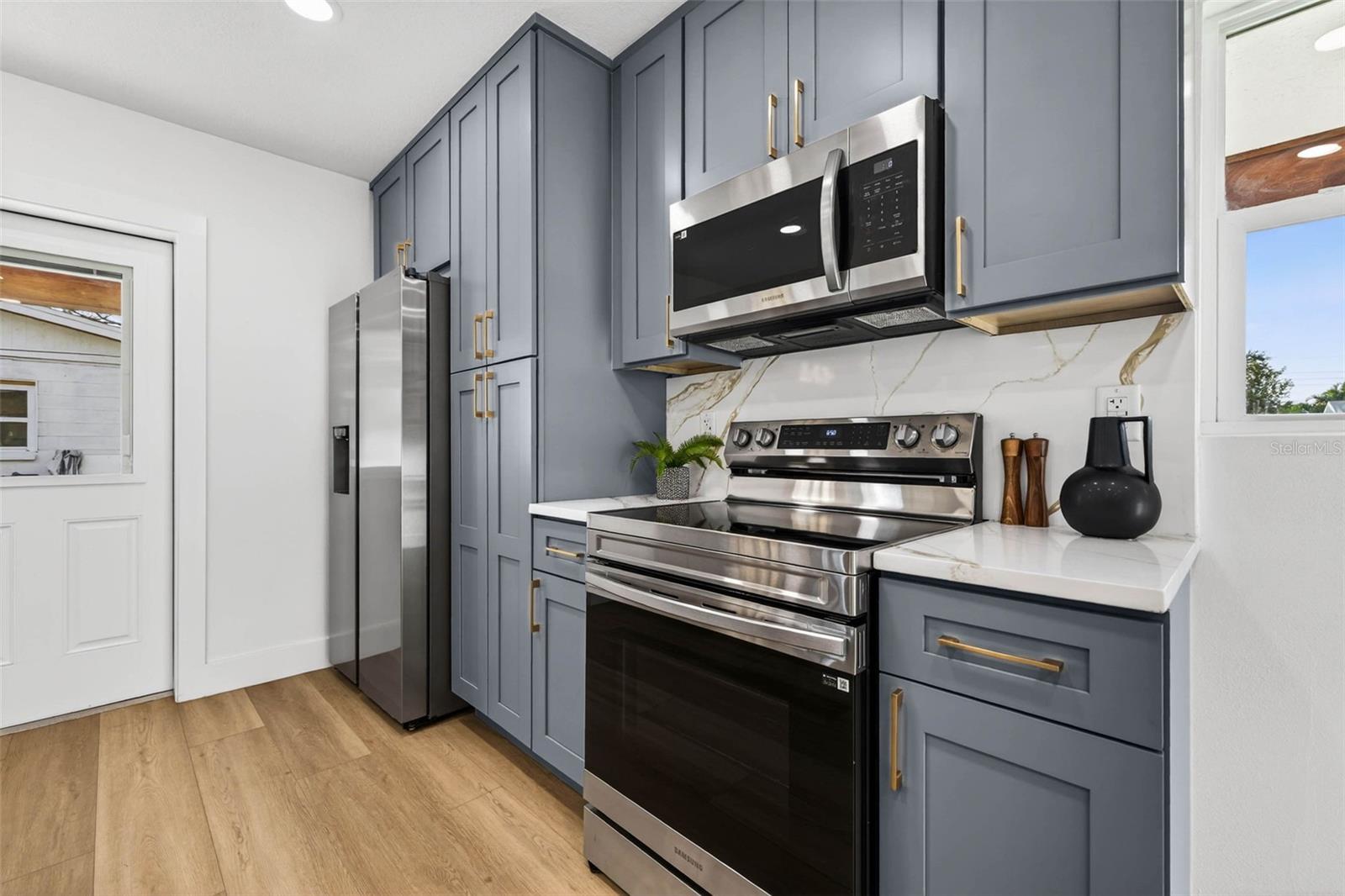 Listing photo id 8 for 4623 Carson Street Ne