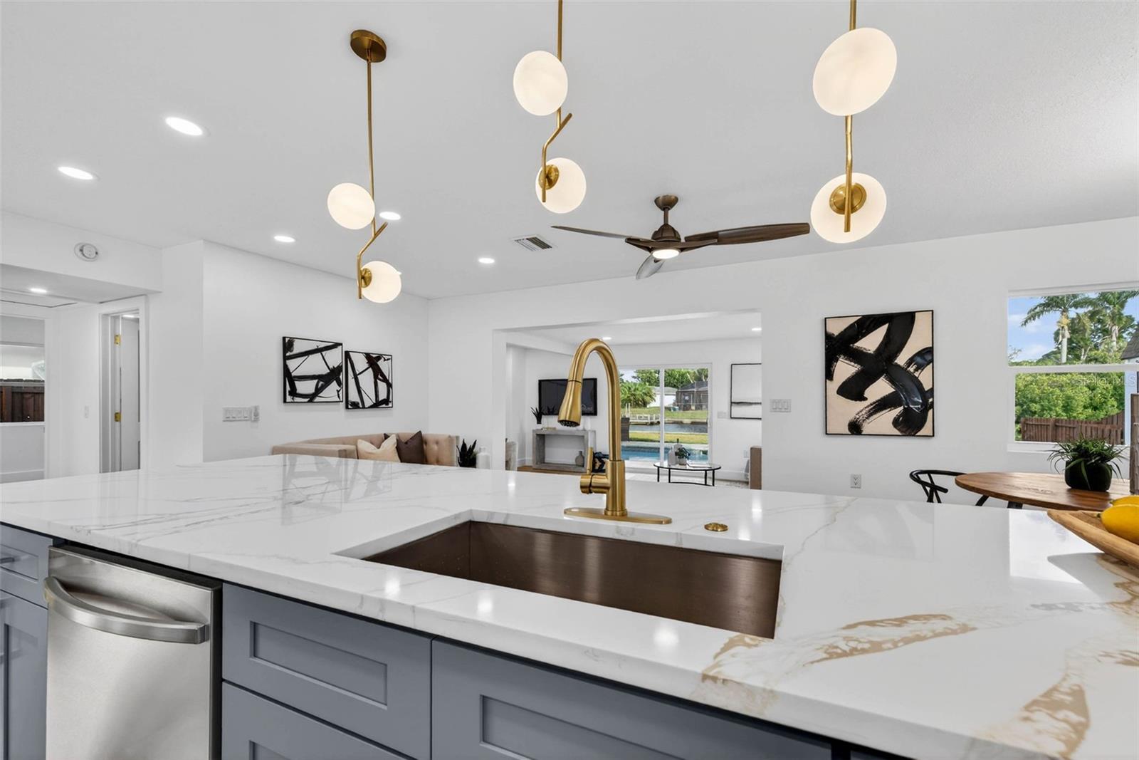 Listing photo id 9 for 4623 Carson Street Ne