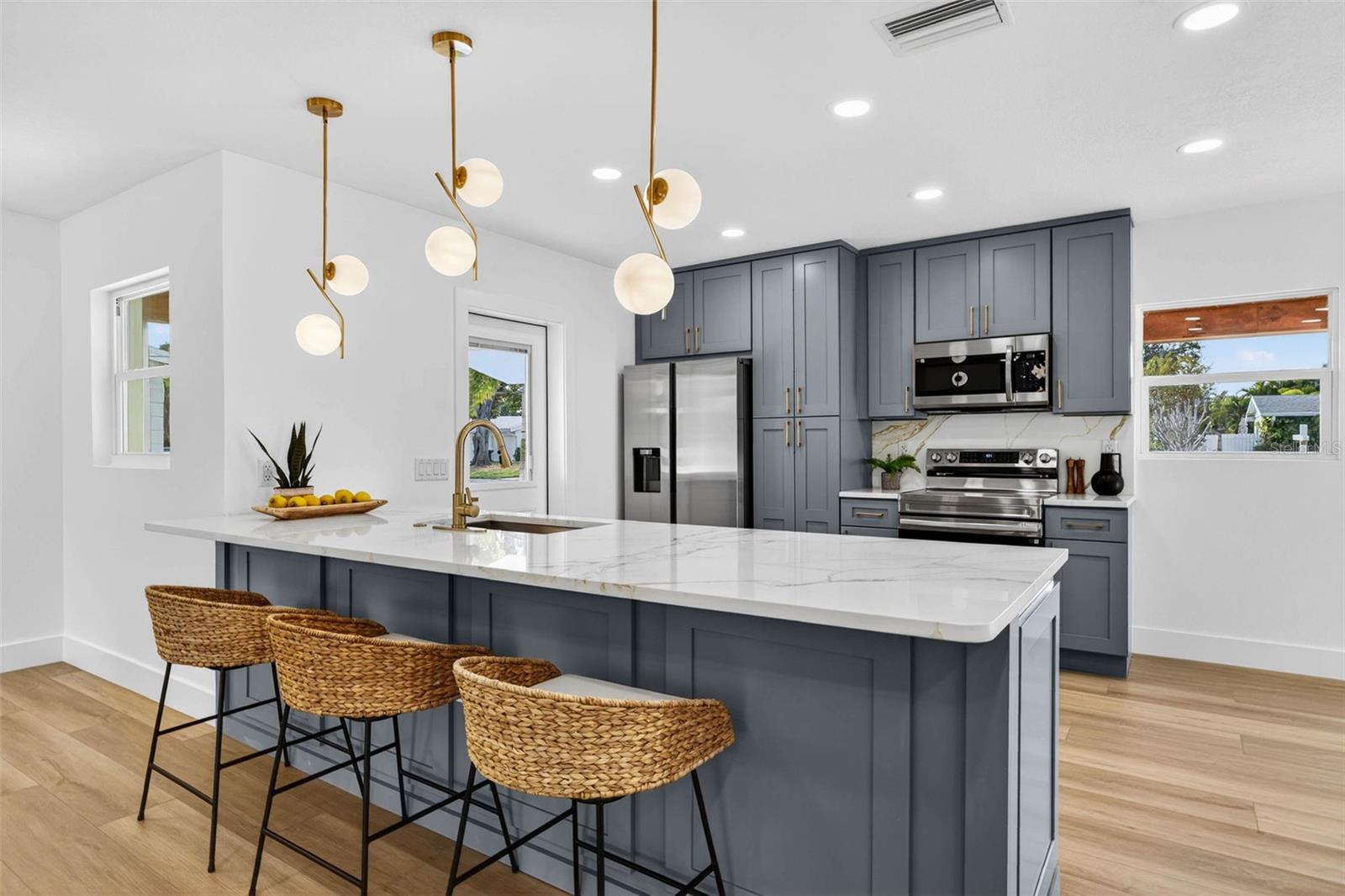 Listing photo id 10 for 4623 Carson Street Ne