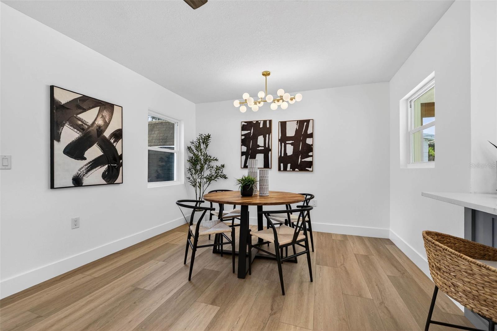 Listing photo id 11 for 4623 Carson Street Ne