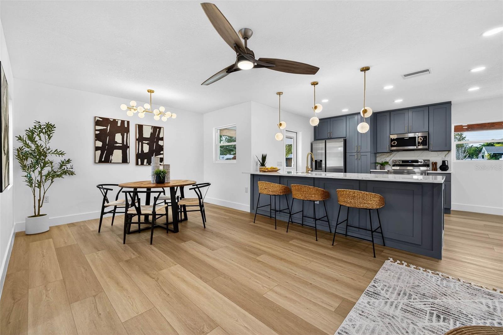 Listing photo id 12 for 4623 Carson Street Ne