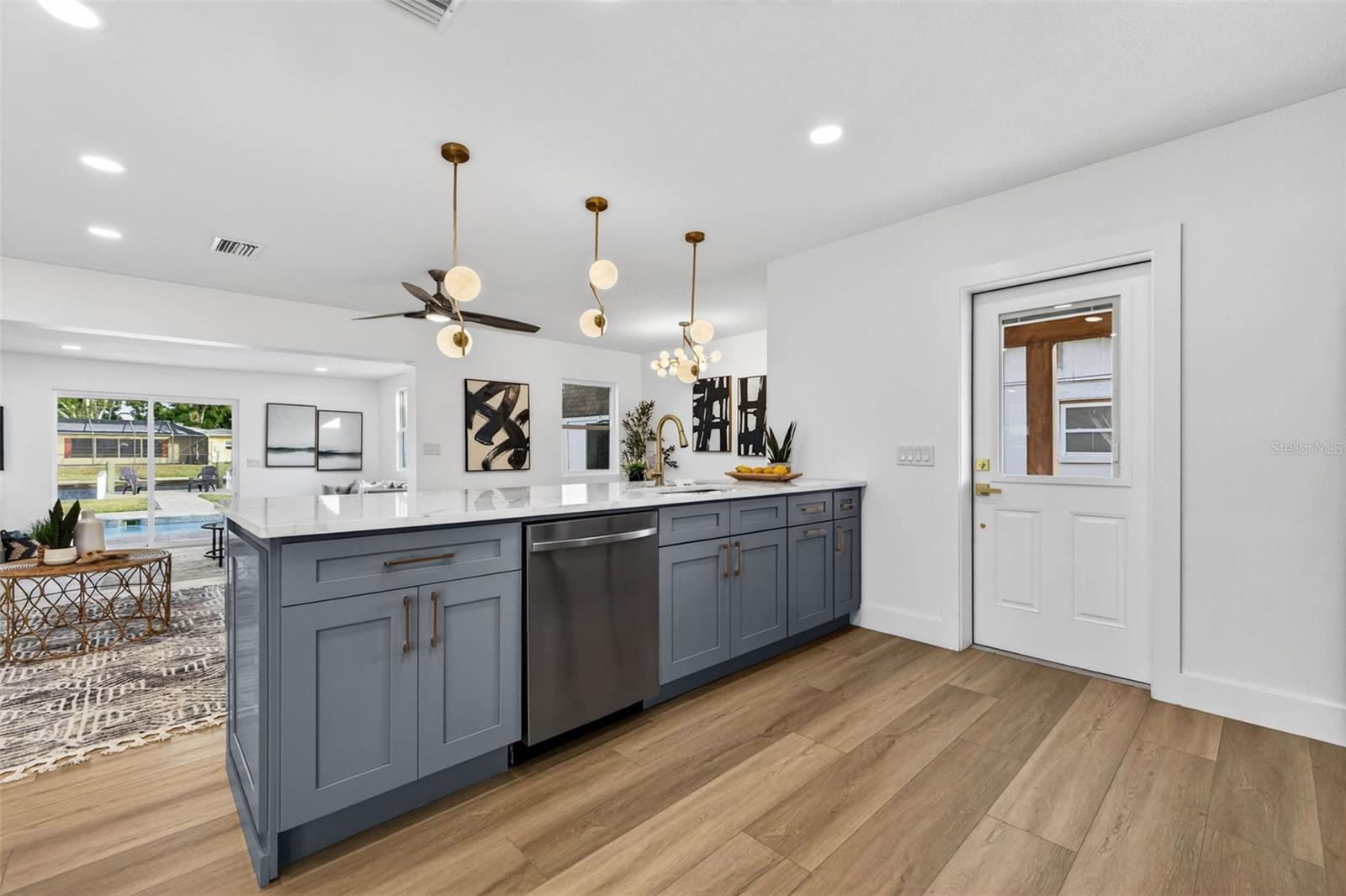 Listing photo id 13 for 4623 Carson Street Ne