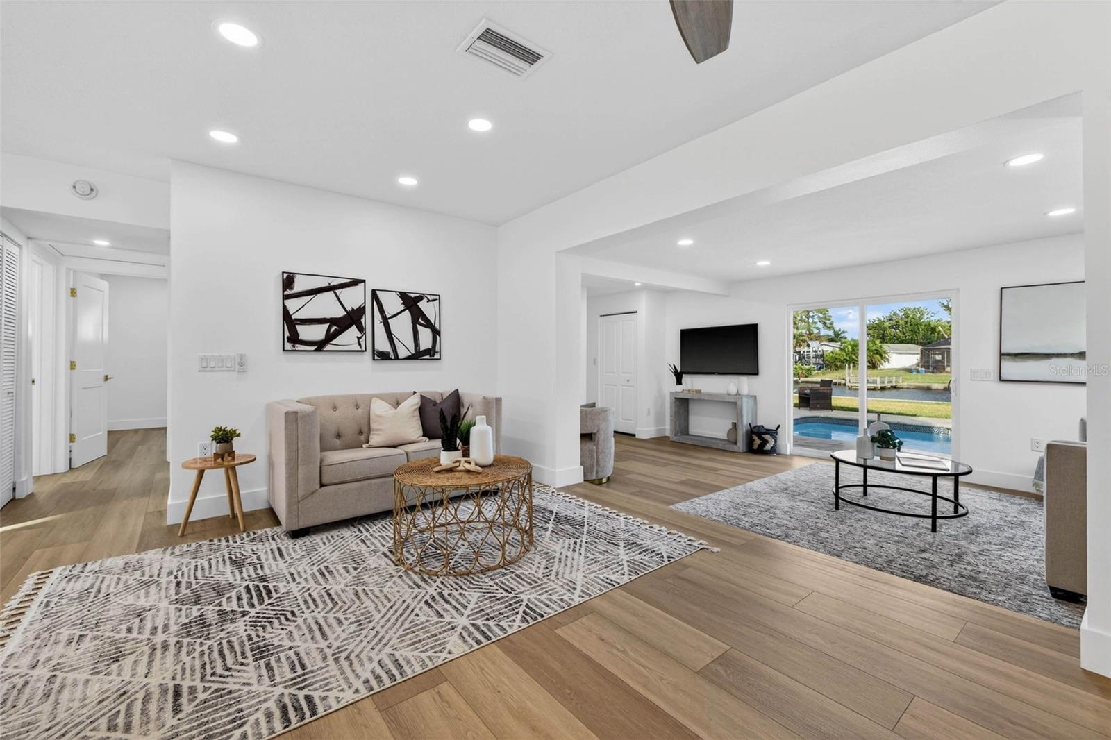 Listing photo id 14 for 4623 Carson Street Ne