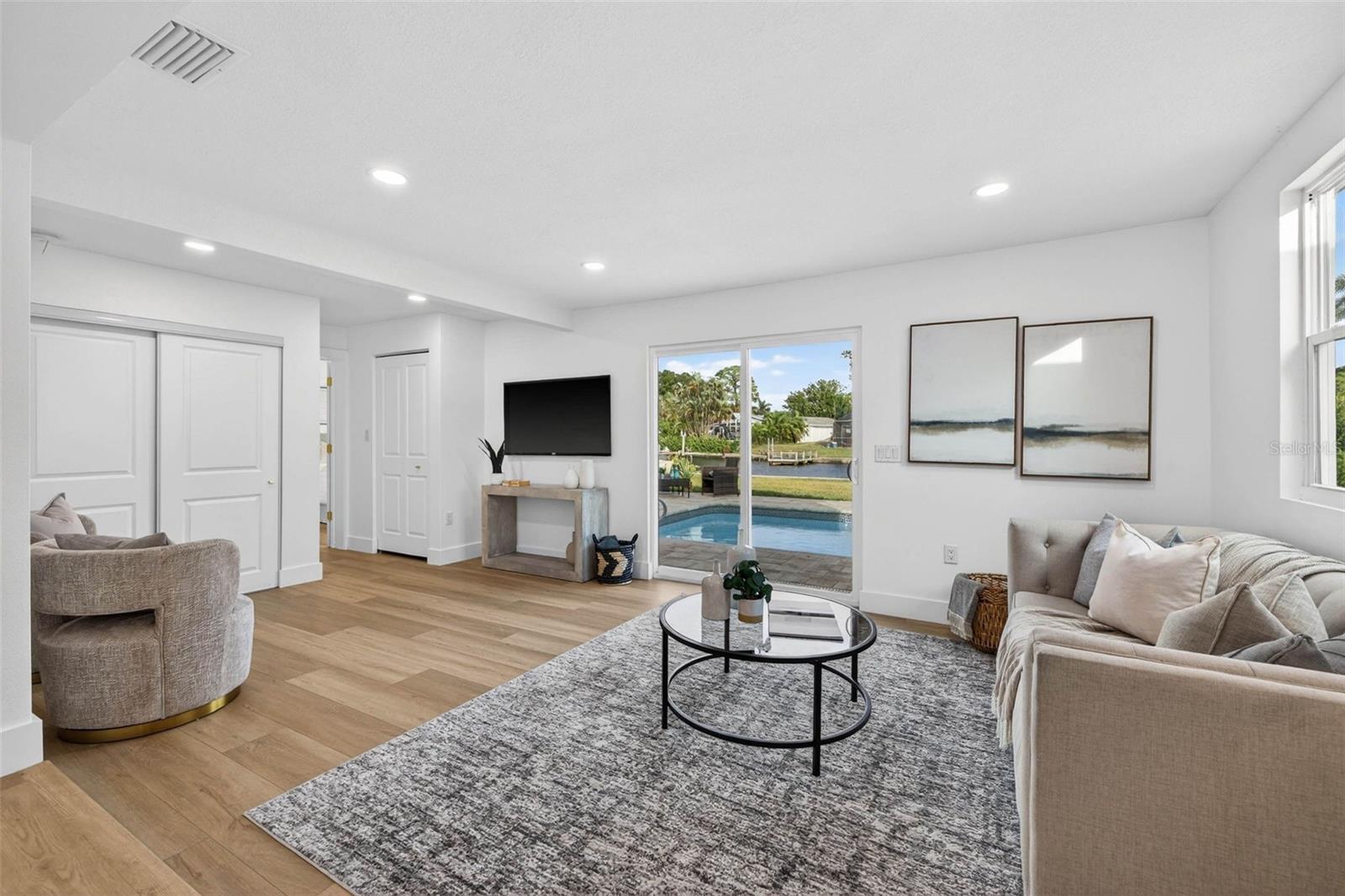 Listing photo id 15 for 4623 Carson Street Ne