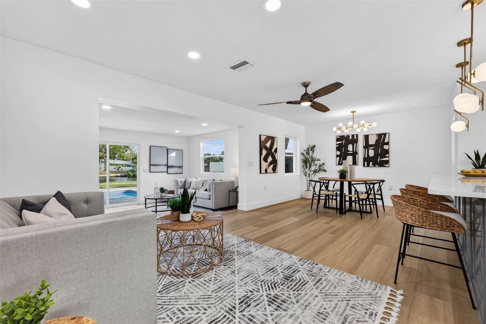 Listing photo id 17 for 4623 Carson Street Ne