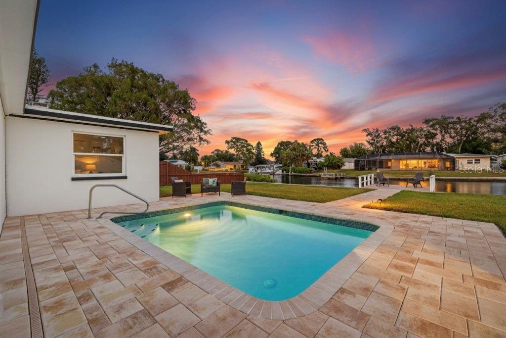 Listing photo id 0 for 4623 Carson Street Ne