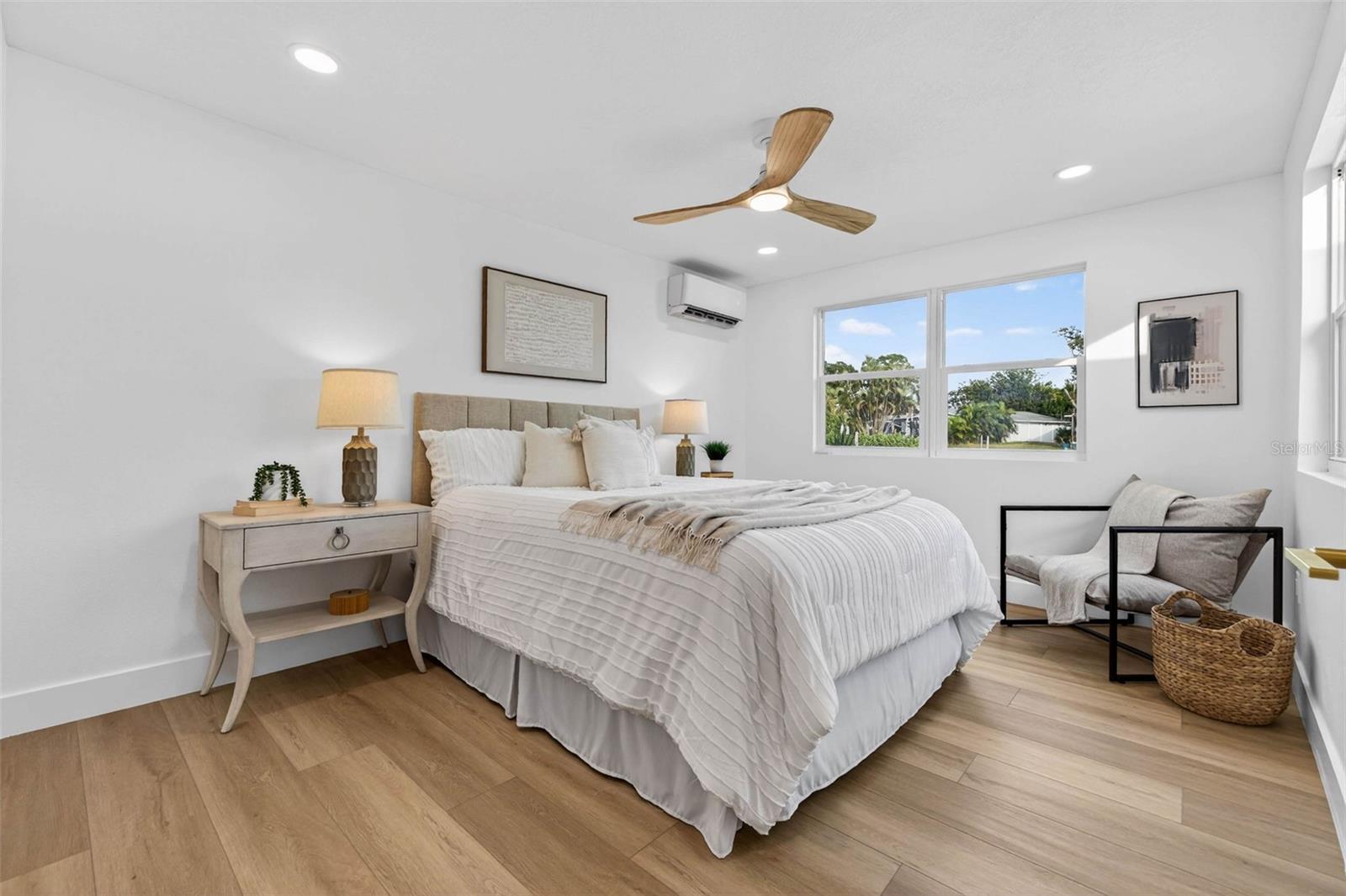 Listing photo id 18 for 4623 Carson Street Ne