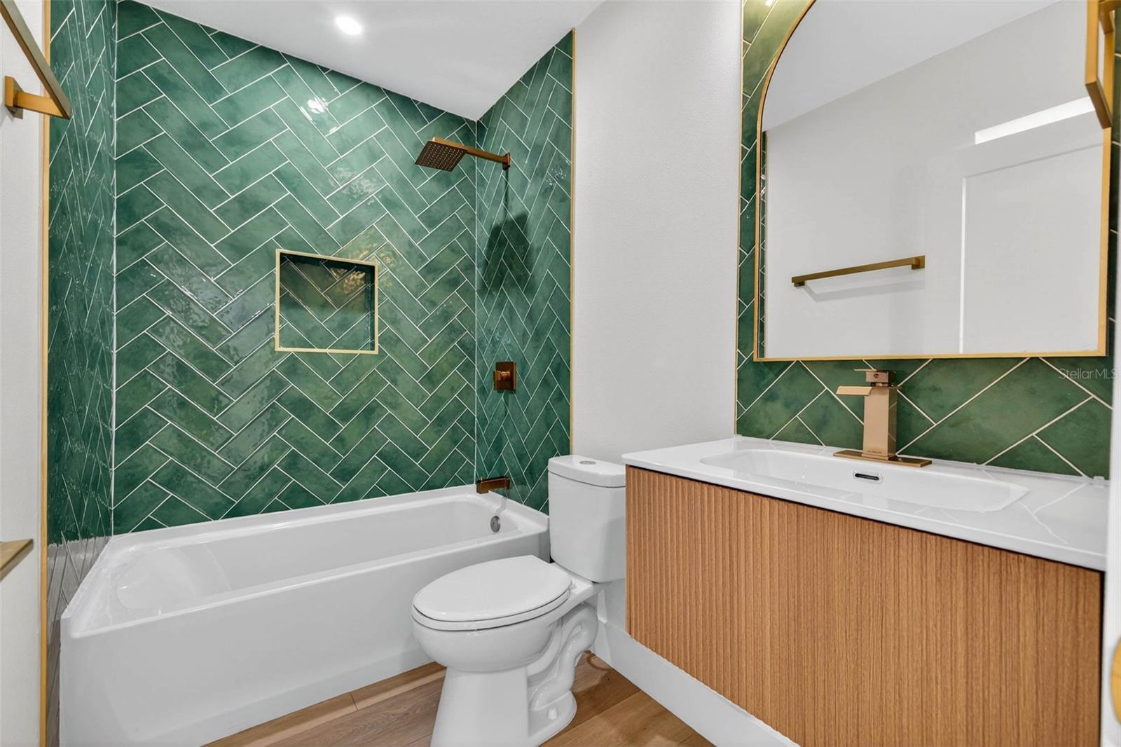 Listing photo id 21 for 4623 Carson Street Ne