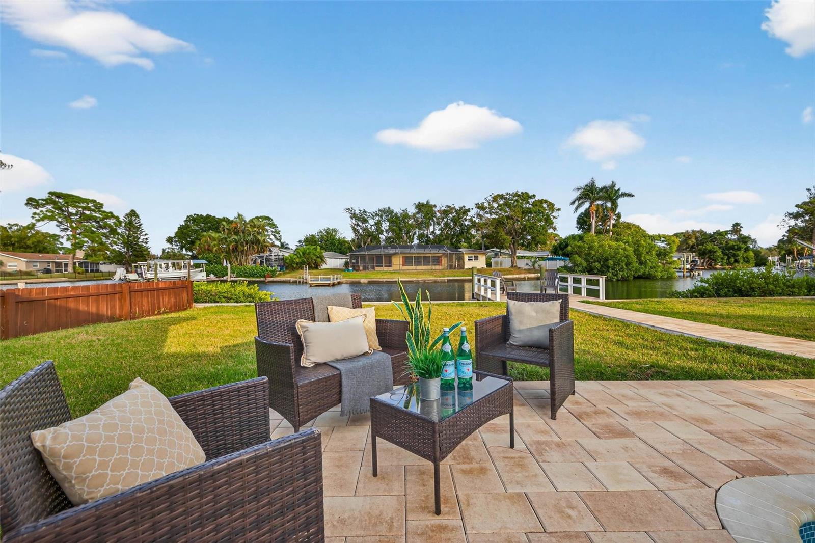 Listing photo id 24 for 4623 Carson Street Ne