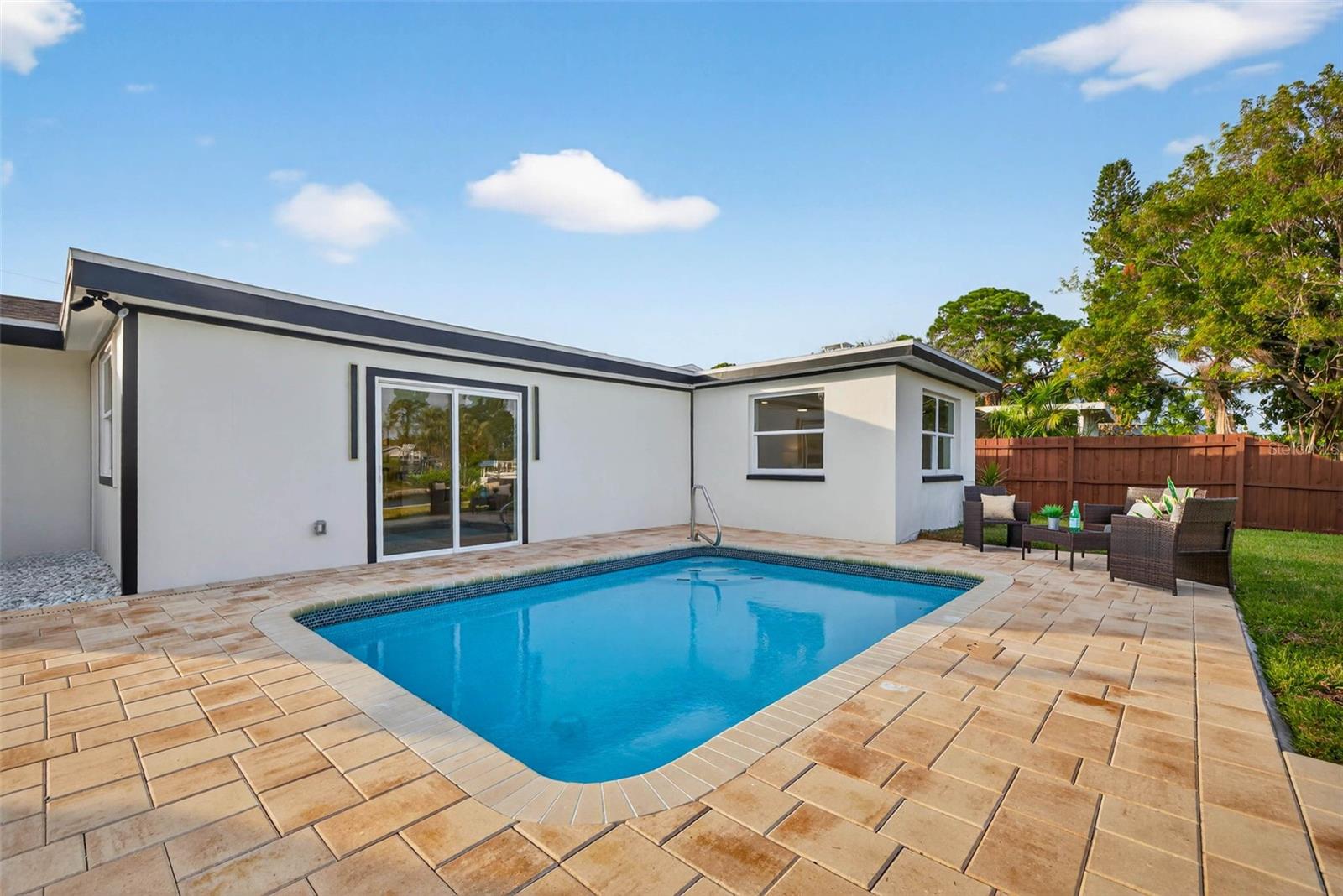 Listing photo id 27 for 4623 Carson Street Ne