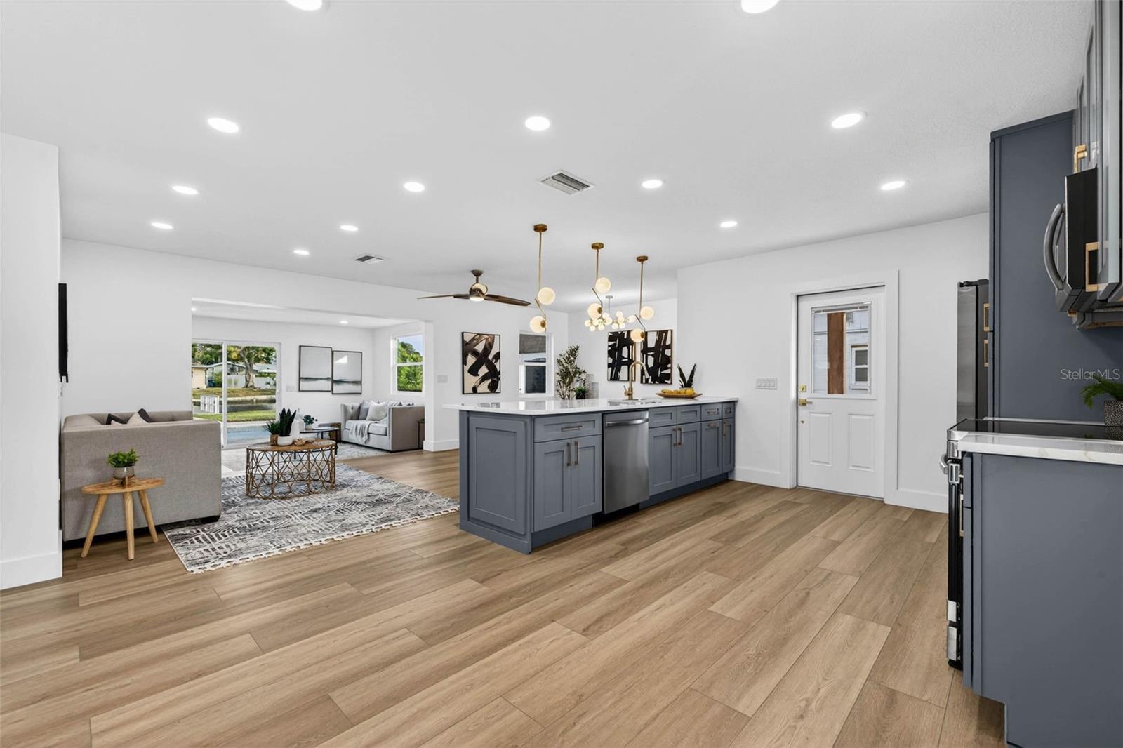 Listing photo id 1 for 4623 Carson Street Ne