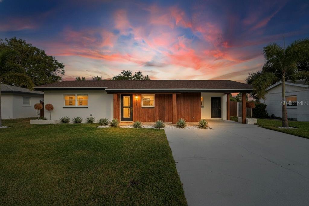 Listing photo id 4 for 4623 Carson Street Ne