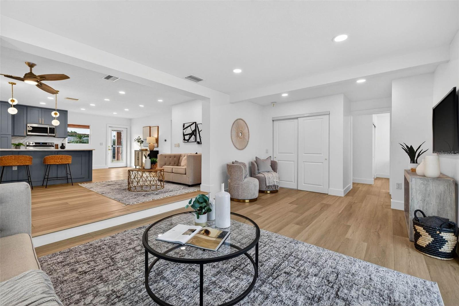 Listing photo id 5 for 4623 Carson Street Ne