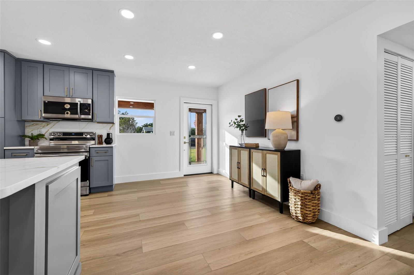 Listing photo id 7 for 4623 Carson Street Ne