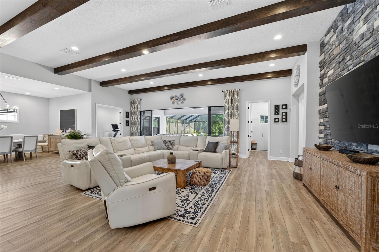 Listing photo id 8 for 10579 Meadowrun Drive