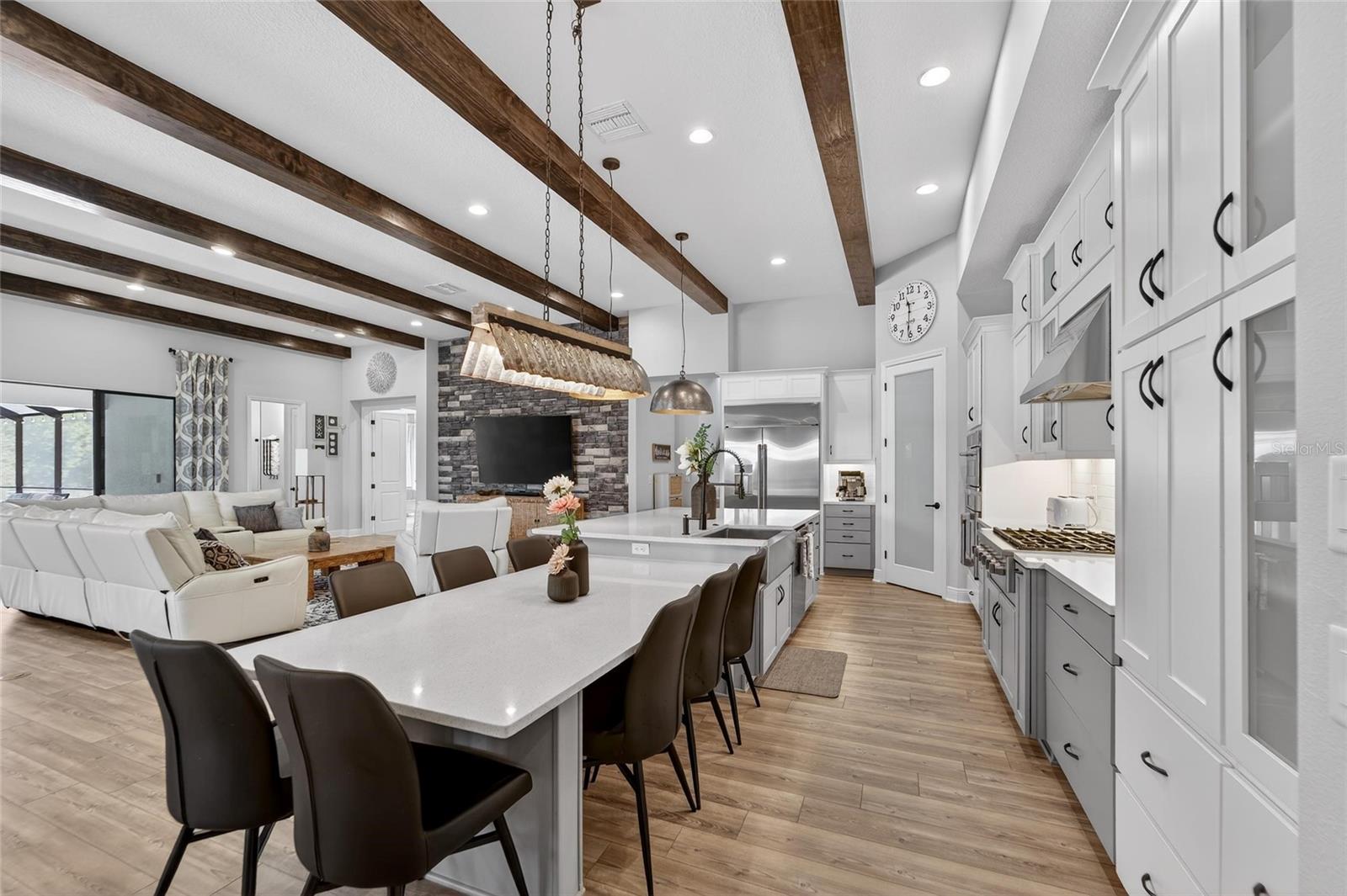 Listing photo id 10 for 10579 Meadowrun Drive