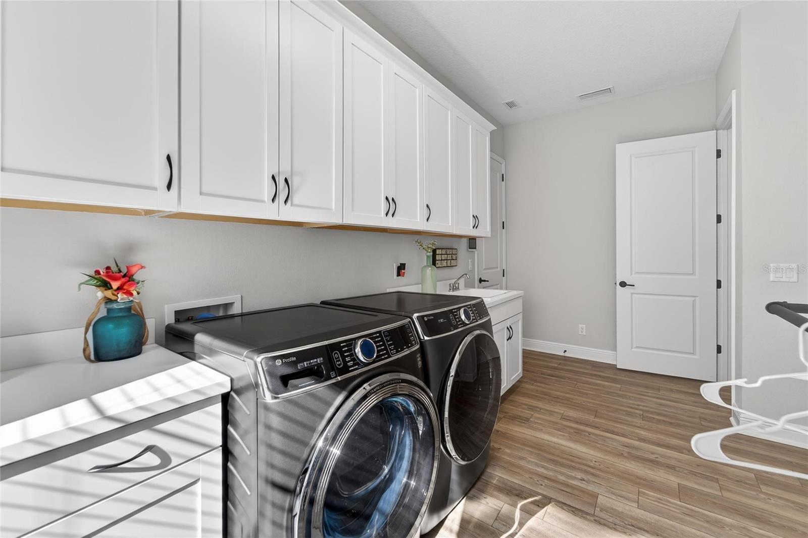 Listing photo id 41 for 10579 Meadowrun Drive