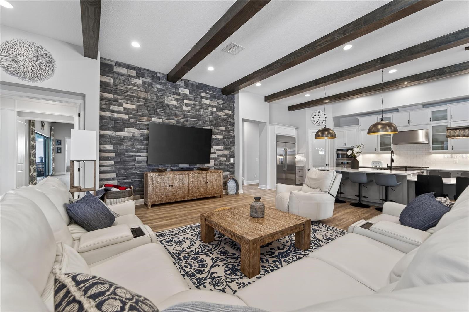 Listing photo id 5 for 10579 Meadowrun Drive