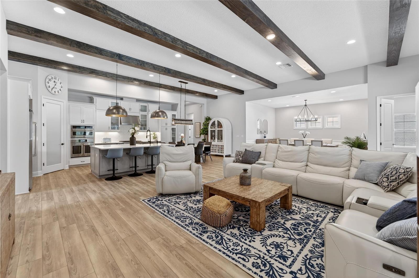 Listing photo id 6 for 10579 Meadowrun Drive