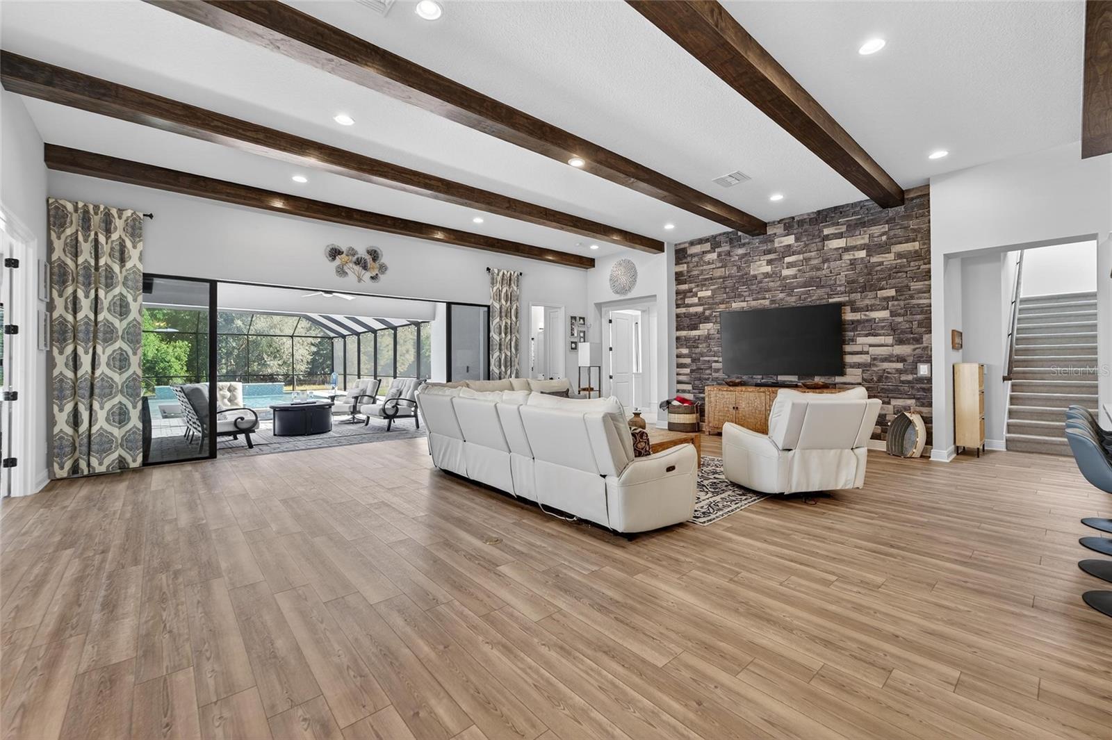 Listing photo id 7 for 10579 Meadowrun Drive