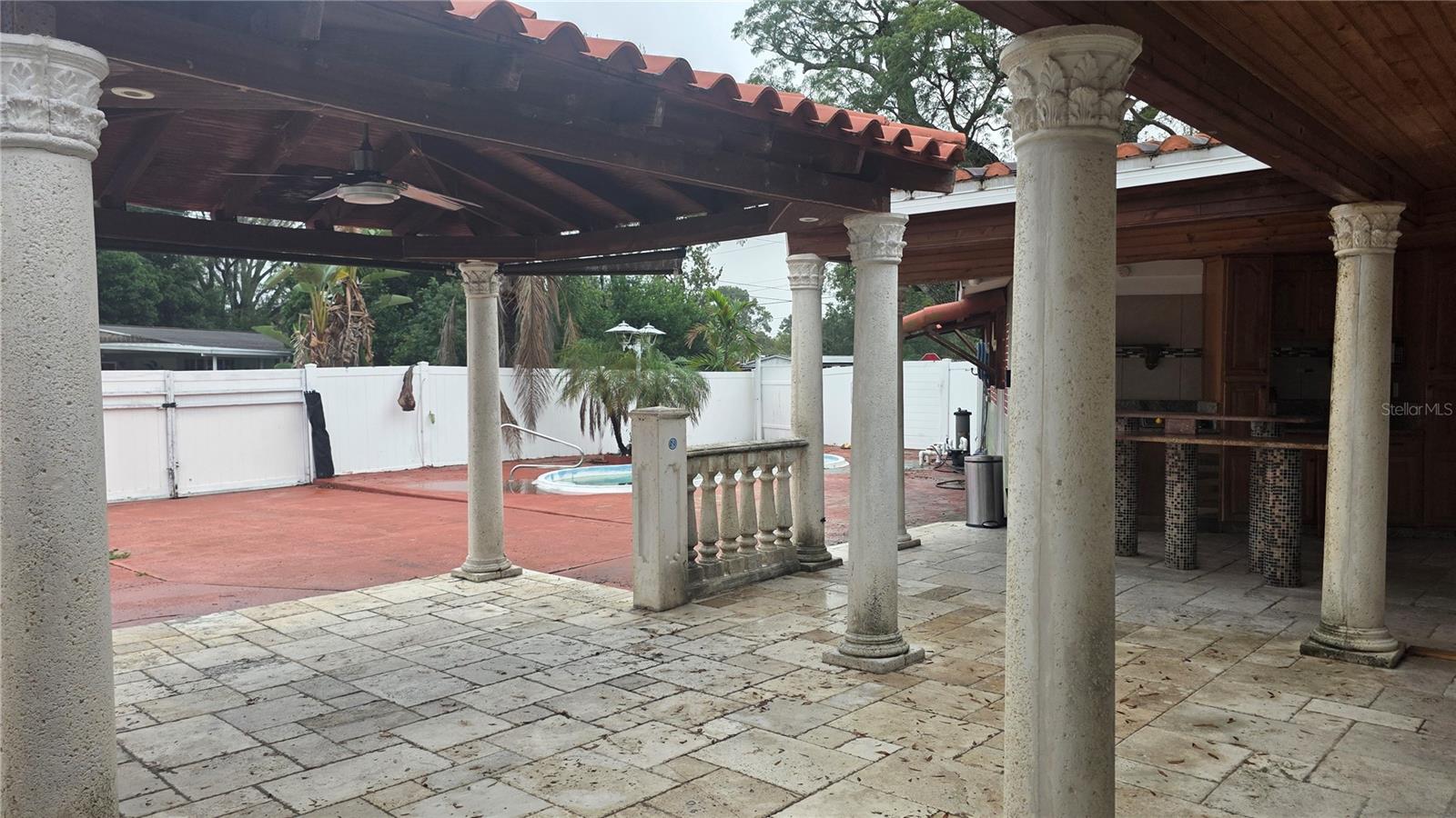 Listing photo id 11 for 2301 Robson Street