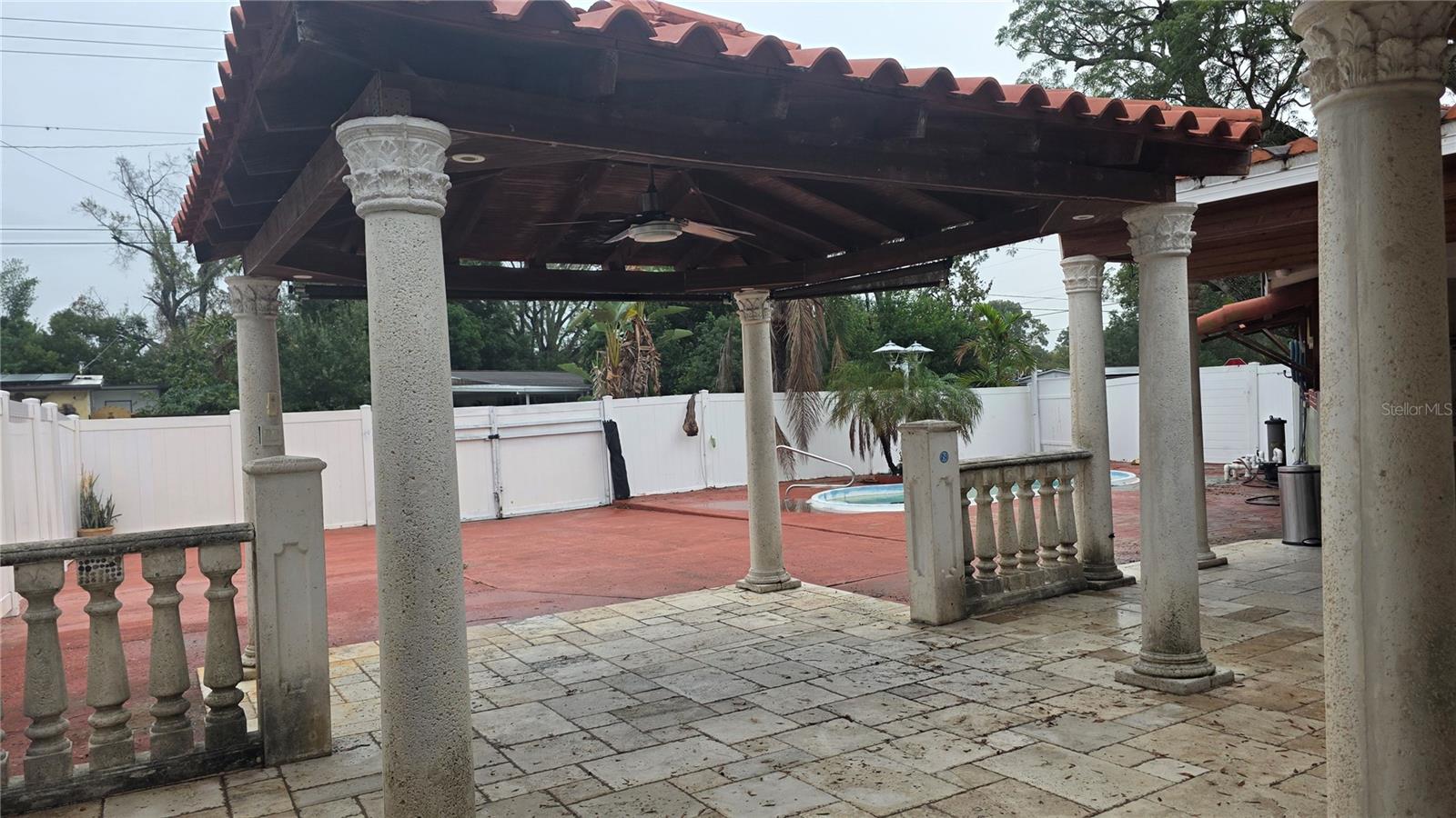 Listing photo id 12 for 2301 Robson Street