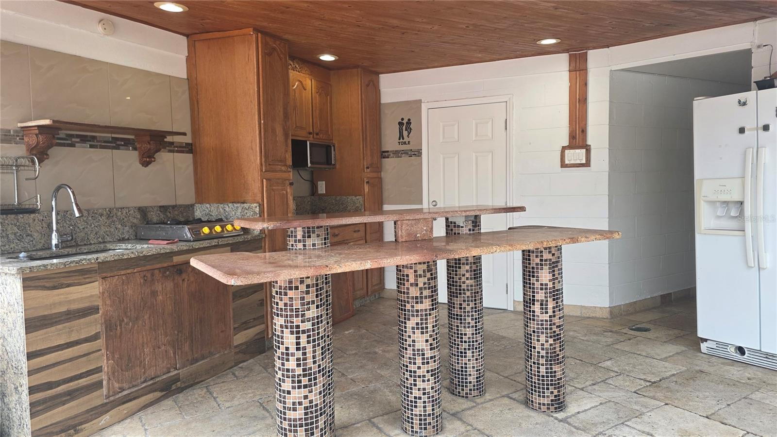 Listing photo id 14 for 2301 Robson Street