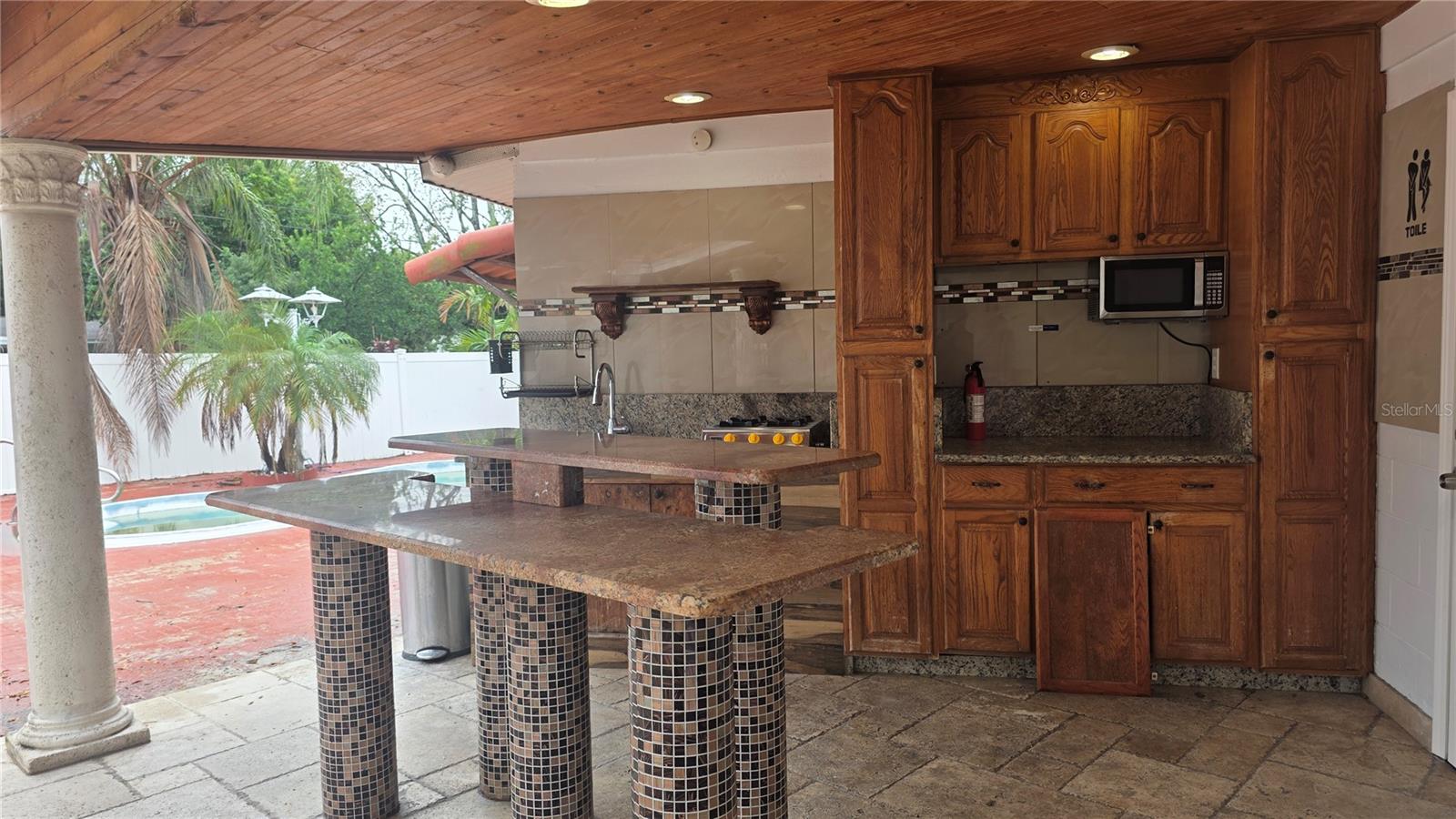 Listing photo id 15 for 2301 Robson Street