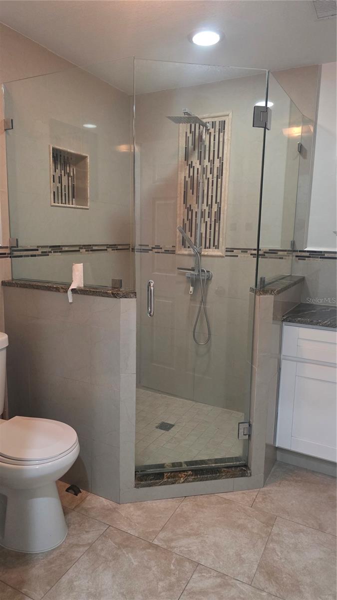 Listing photo id 19 for 2301 Robson Street