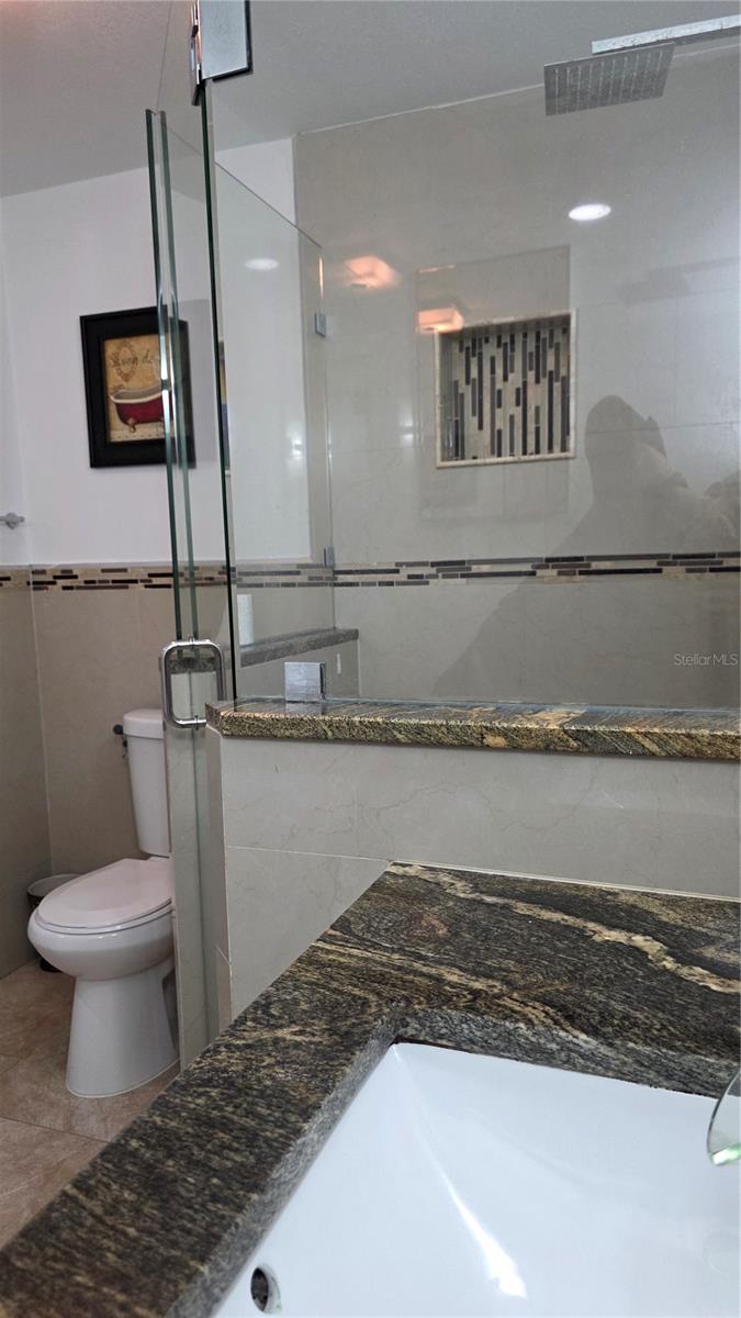 Listing photo id 21 for 2301 Robson Street