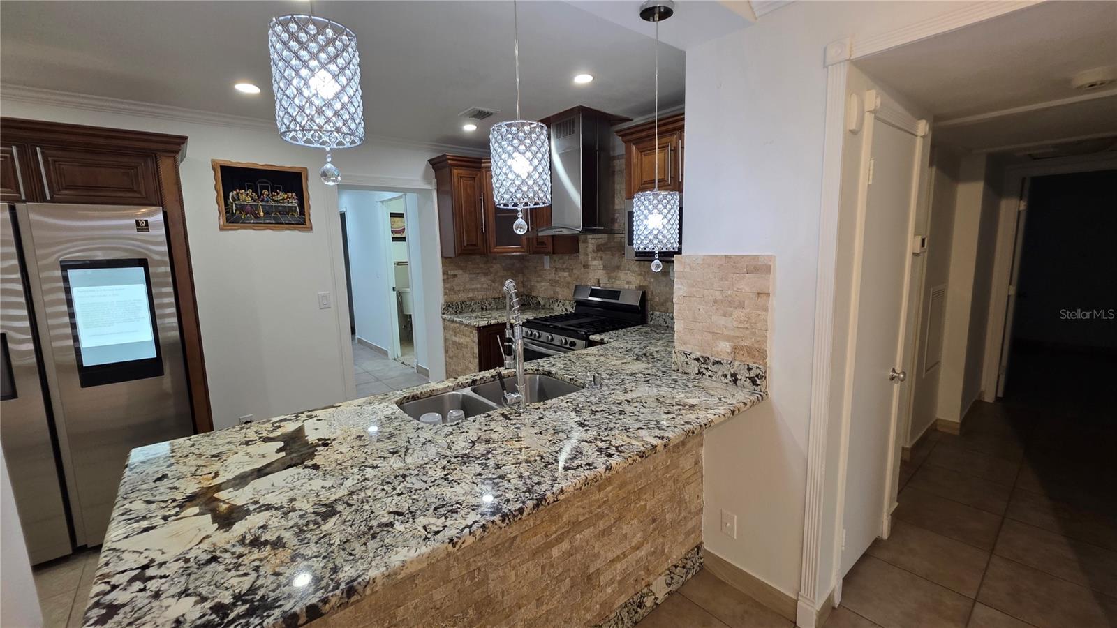 Listing photo id 30 for 2301 Robson Street