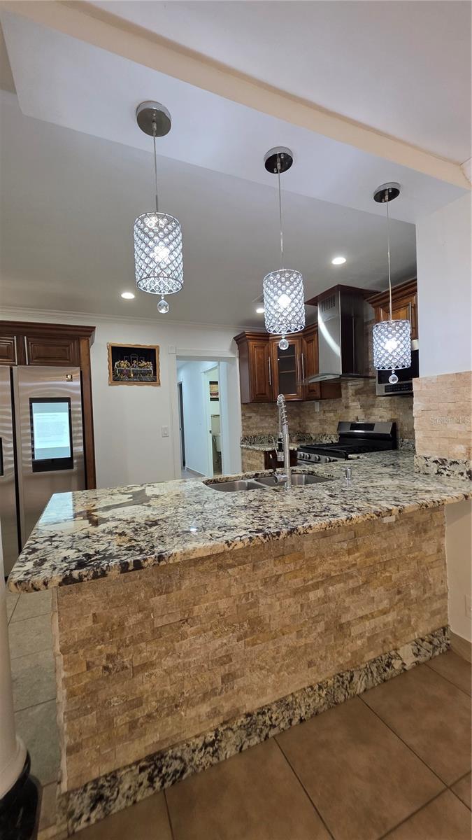 Listing photo id 31 for 2301 Robson Street