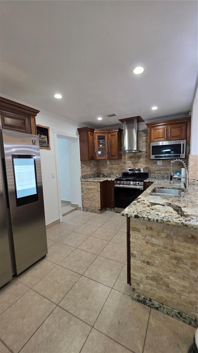 Listing photo id 32 for 2301 Robson Street