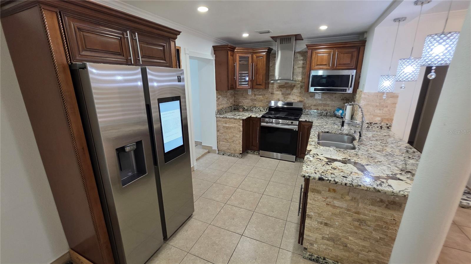 Listing photo id 33 for 2301 Robson Street