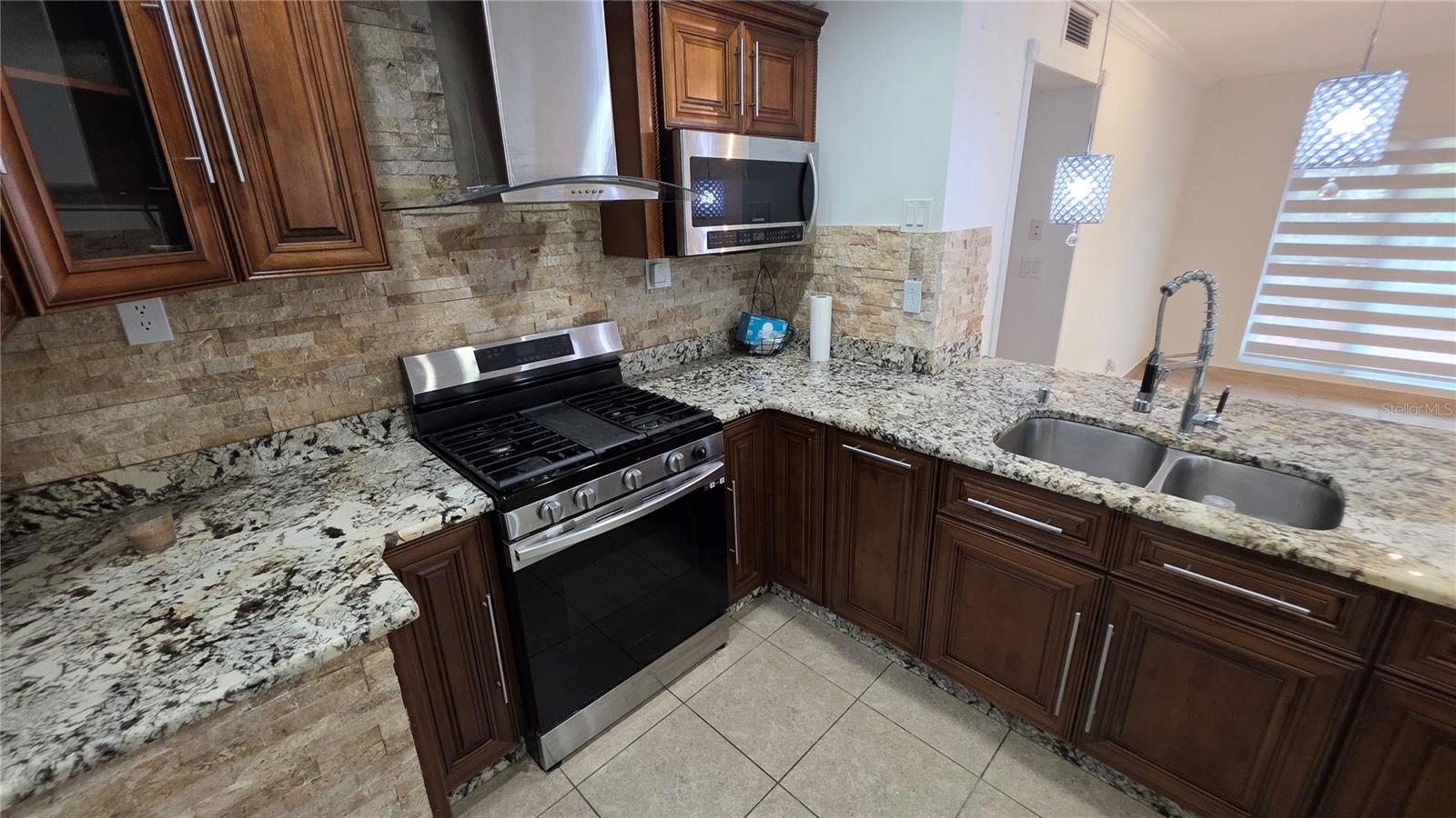 Listing photo id 34 for 2301 Robson Street