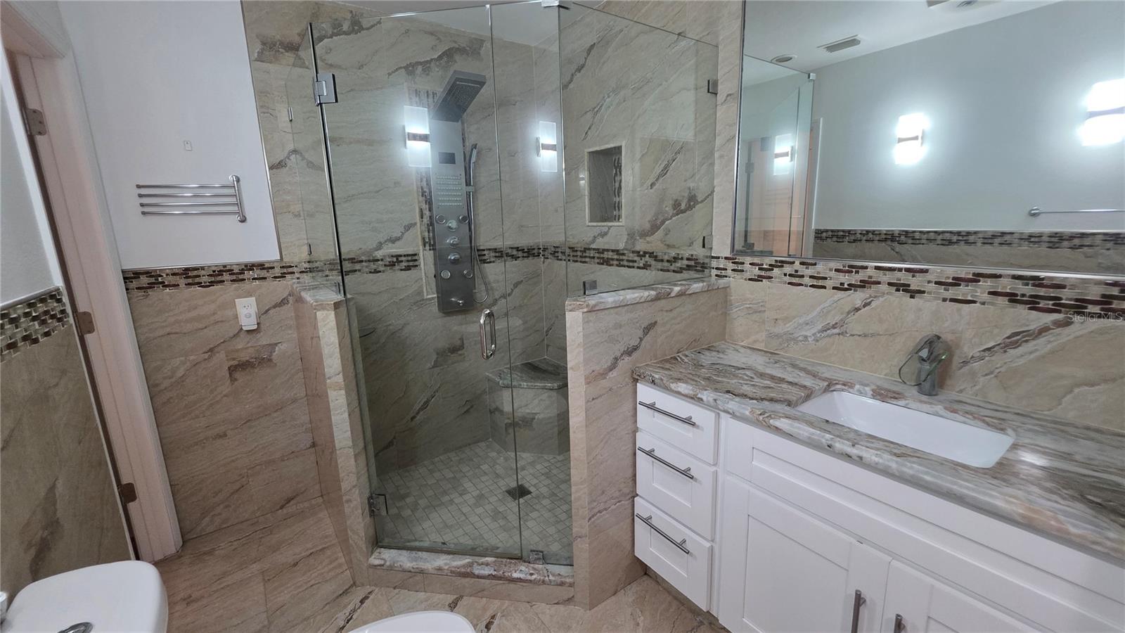 Listing photo id 42 for 2301 Robson Street