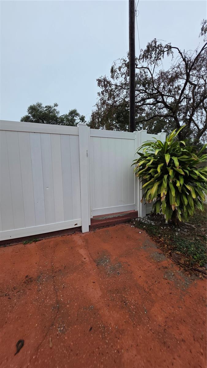 Listing photo id 49 for 2301 Robson Street