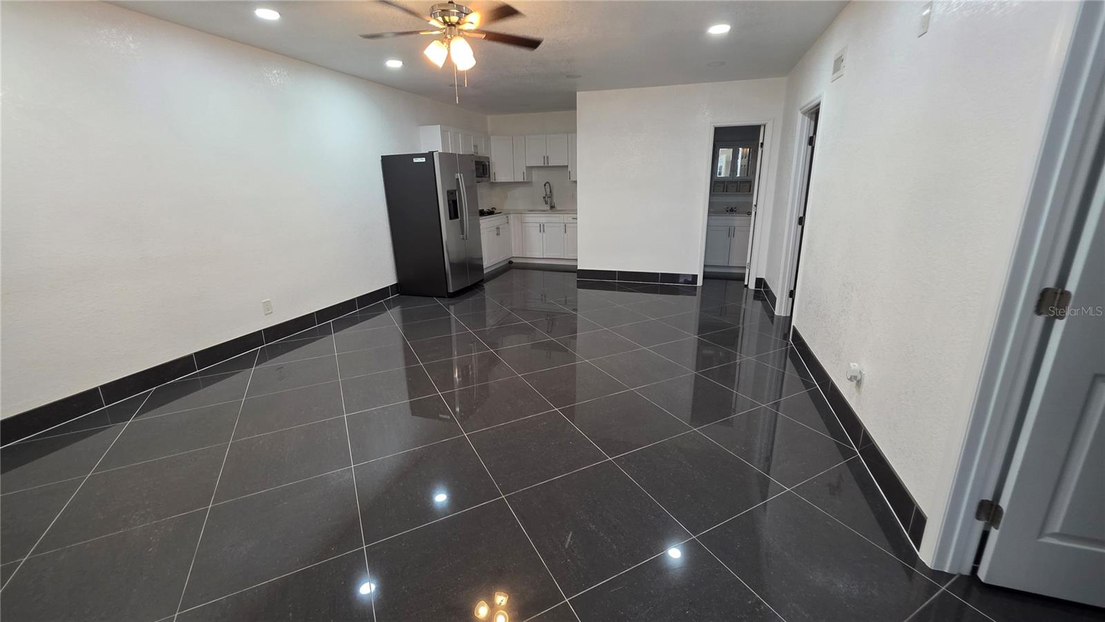 Listing photo id 56 for 2301 Robson Street