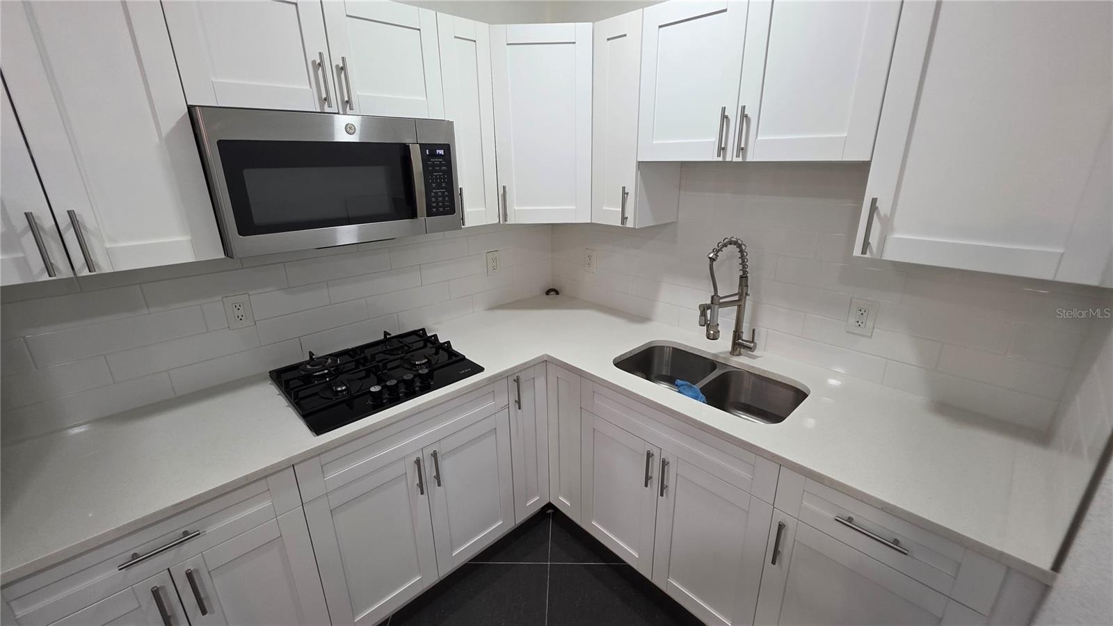 Listing photo id 60 for 2301 Robson Street