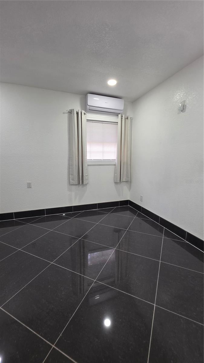 Listing photo id 63 for 2301 Robson Street