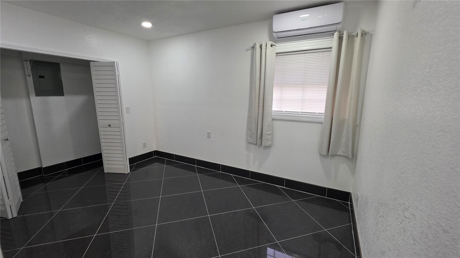 Listing photo id 65 for 2301 Robson Street