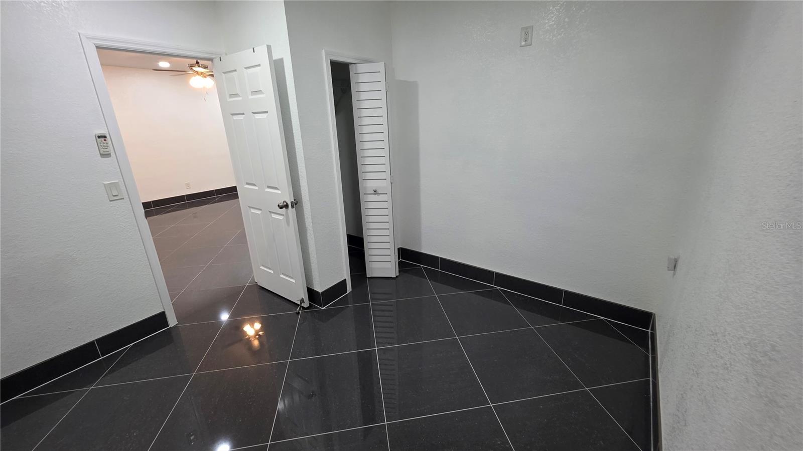 Listing photo id 67 for 2301 Robson Street