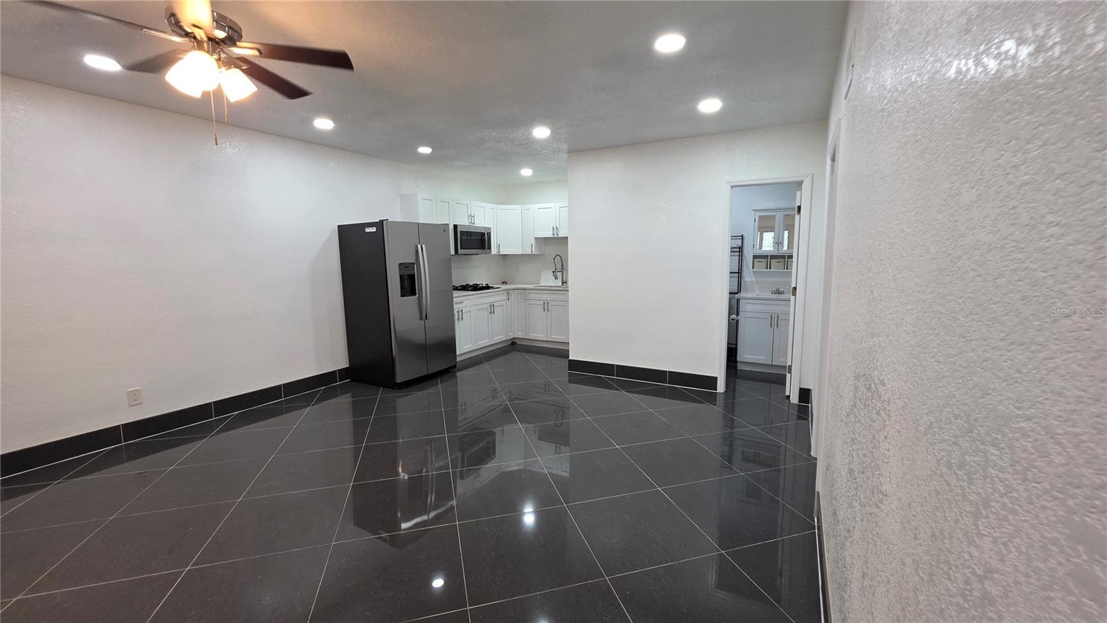 Listing photo id 68 for 2301 Robson Street