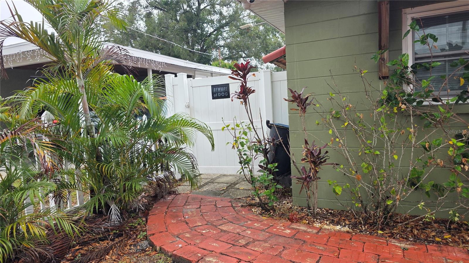 Listing photo id 73 for 2301 Robson Street