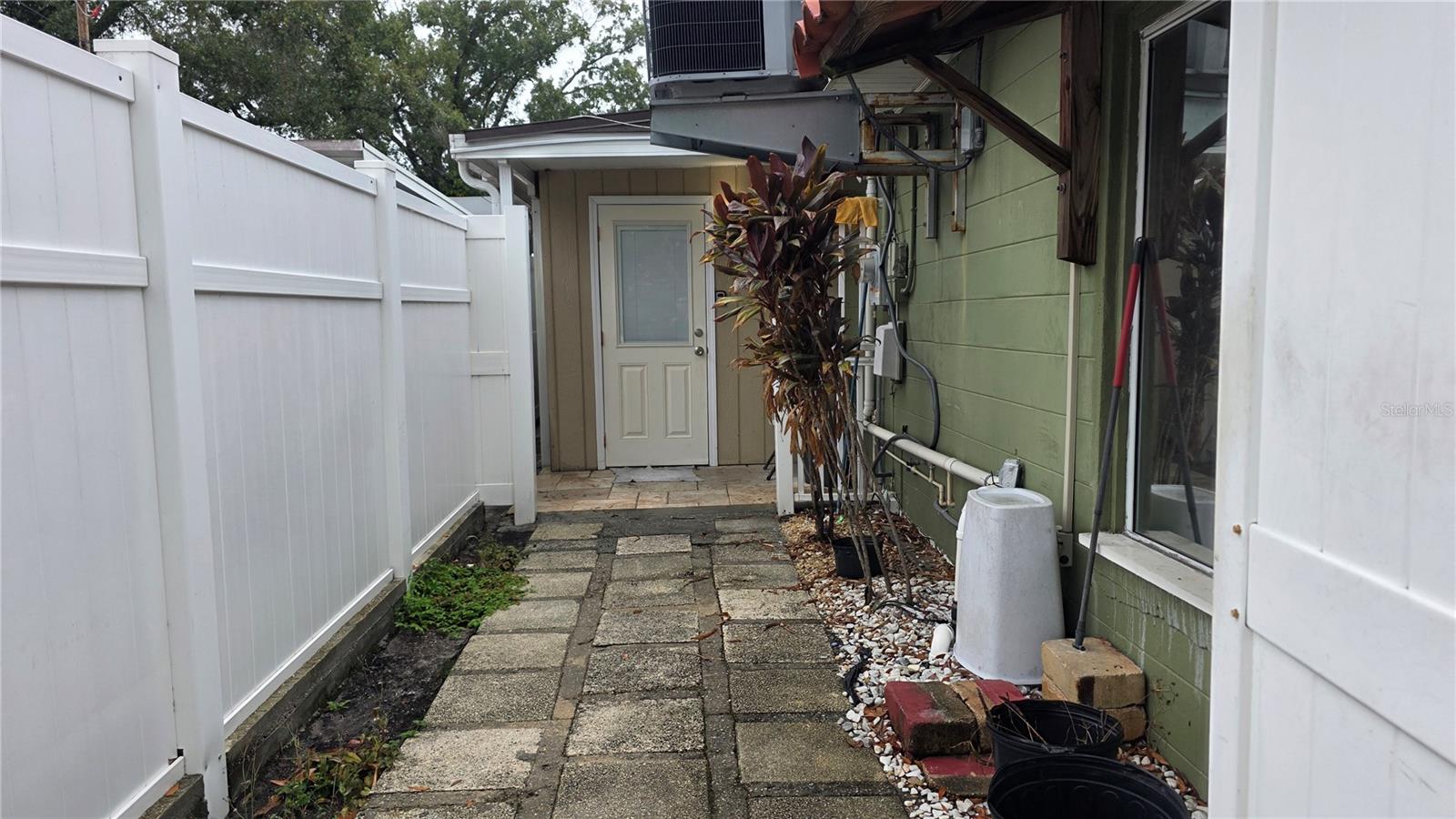 Listing photo id 74 for 2301 Robson Street